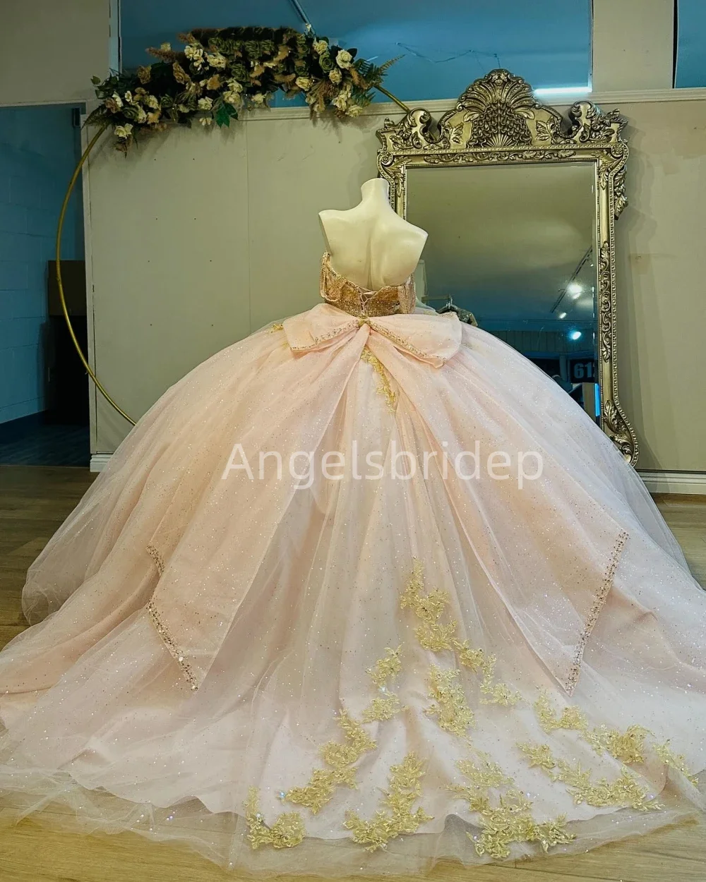 Angelsbride ชุดเดรสชุดไปงานเต้นรำ quinnceanera สีทองประดับด้วยลูกปัดสายรัดปาเก็ตตี้สำหรับปาร์ตี้ตอนเย็น