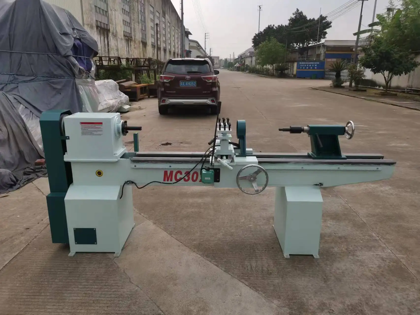 Auto Feeding Cnc Wood Lathe With Sanding Spindle For Making Wood Table Legs