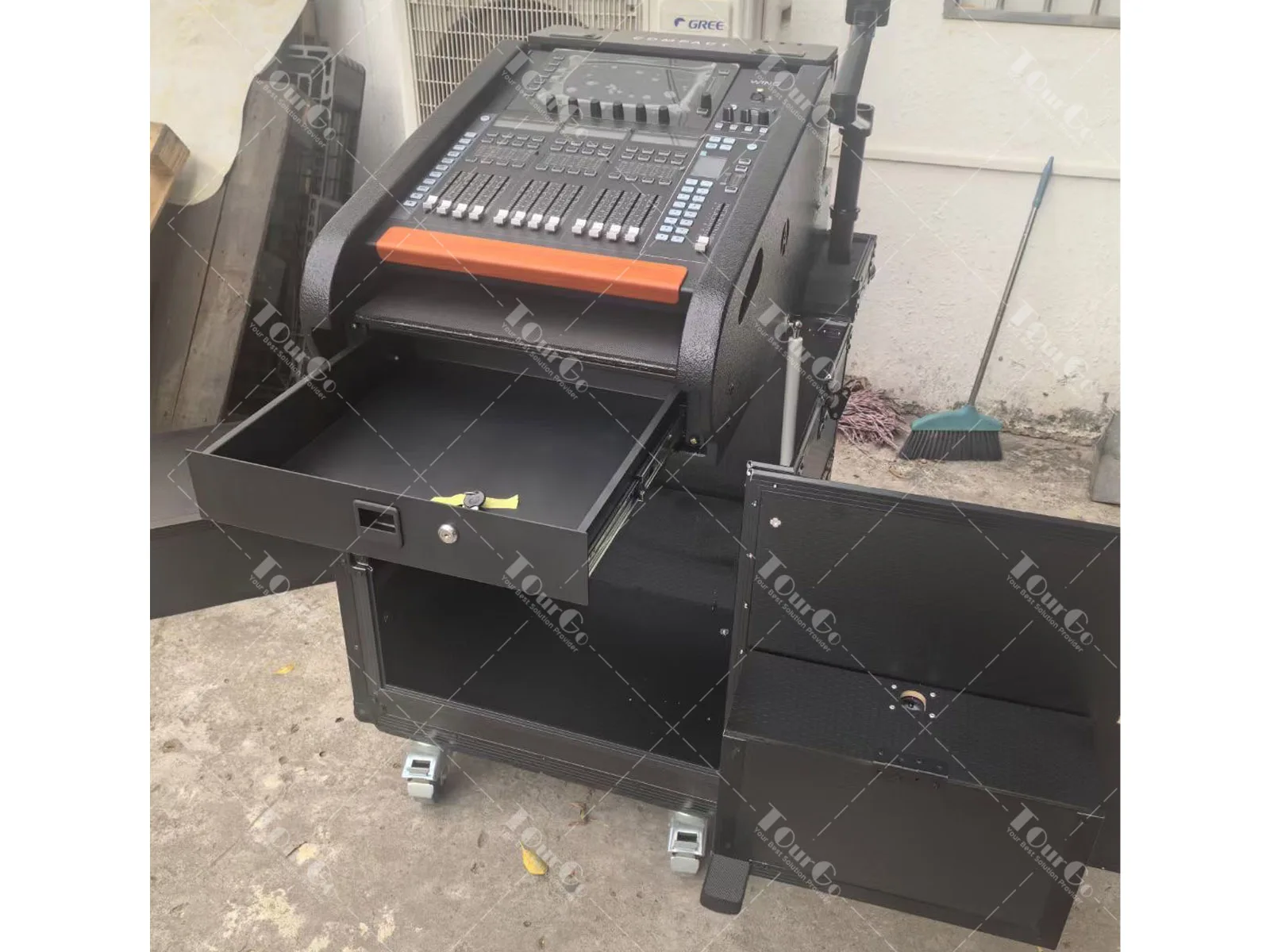 Geheel zwarte flip-flightcase voor Behringher Wing Compact met 1U lade