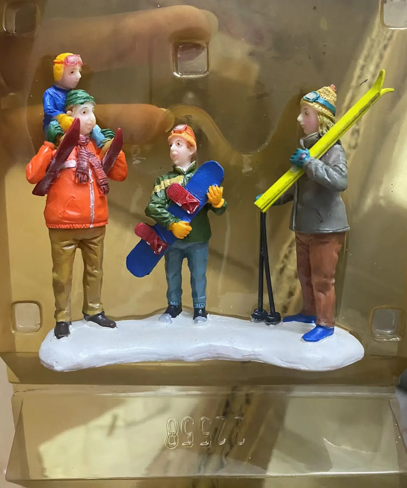 

Resin figure mental psychological sand table game box court therapy go skiing back at base logde