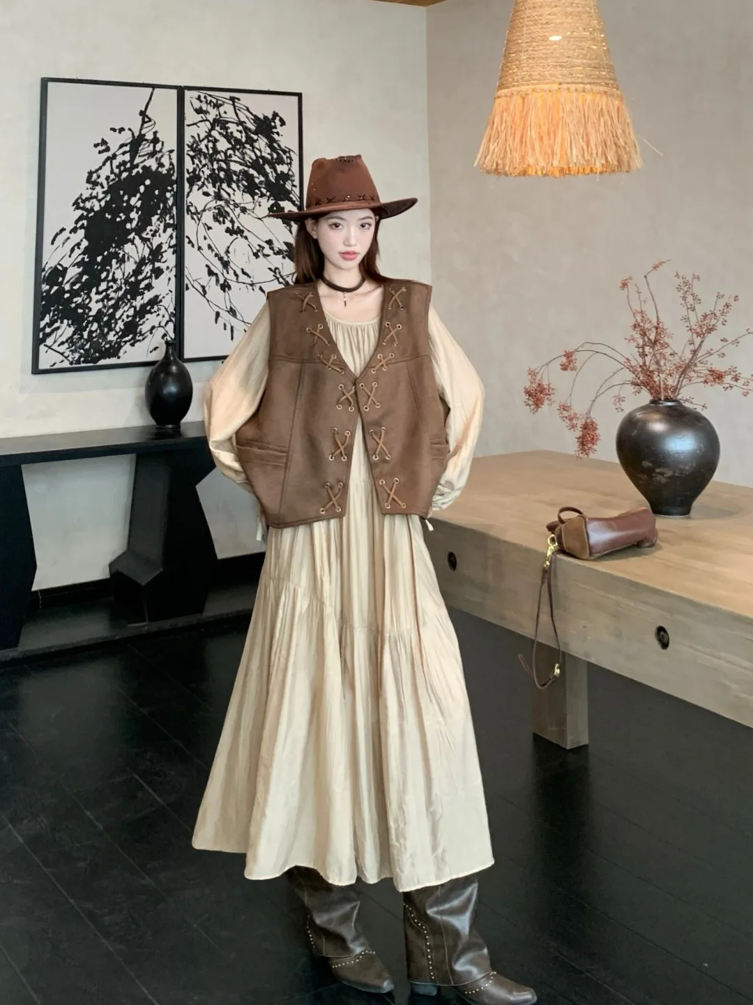 

Новинка! Женский комплект: ретро-жилет из замши больших размеров и юбка А-силуэта с завышенной талией, длинный рукав, круглый вырез. Идеально для весны и лета.