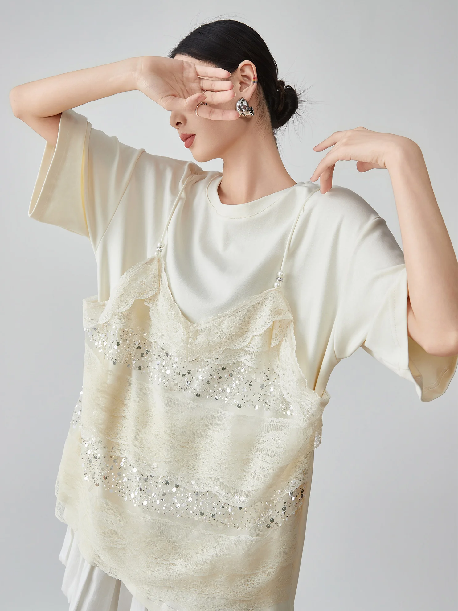 

Женская летняя футболка свободного кроя с кружевными вставками и пайетками, модный топ для повседневной носки, из полиэфирного волокна