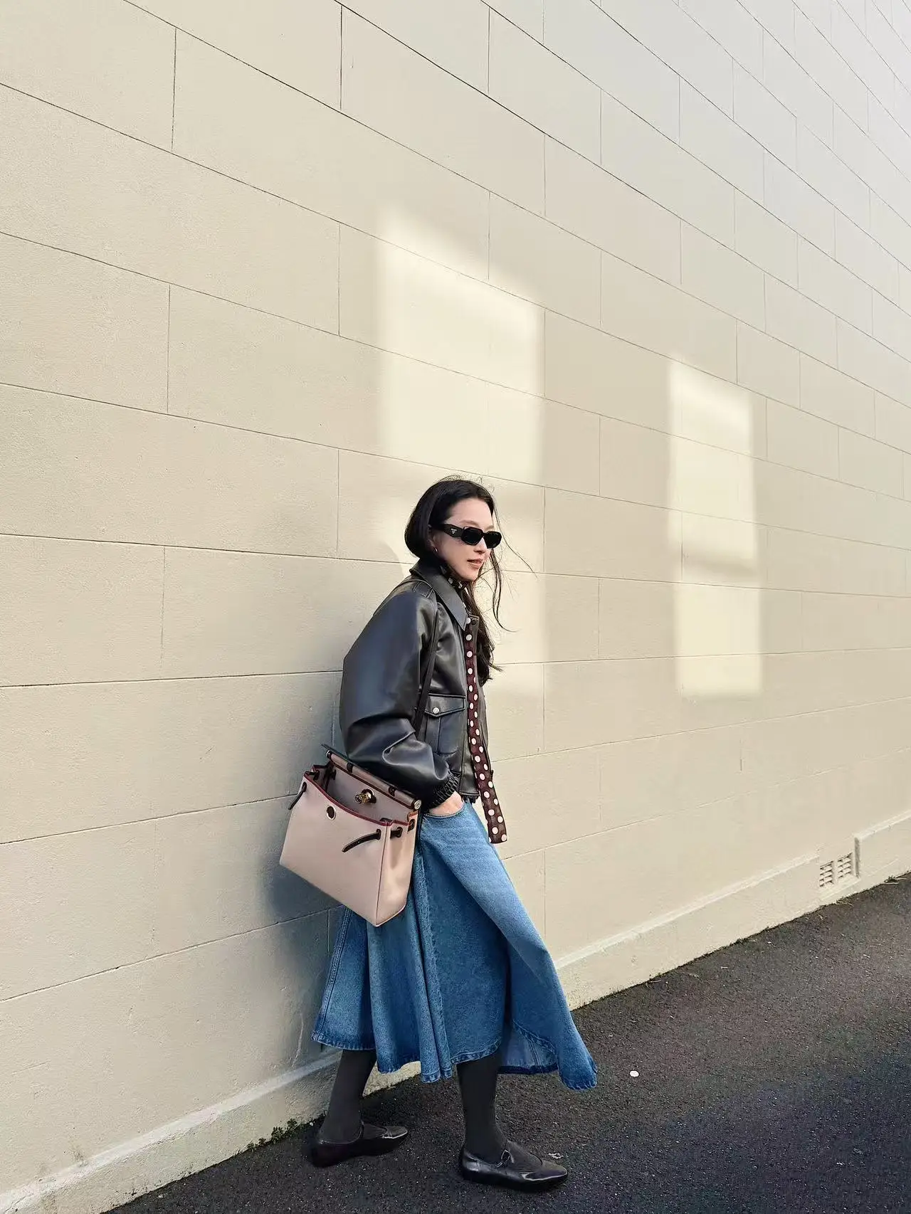 Jaqueta de Couro Marrom Vintage com Tons Âmbar Outonais, Cintura Ajustável e Design Inspirado em Piloto, Casaco Curto