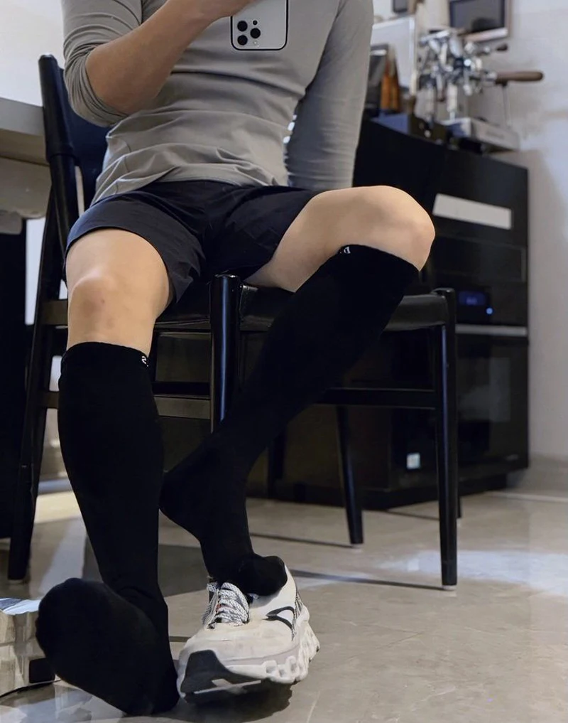 Kaus kaki kaus kaki panjang untuk pria, Kaos Kaki stoking olahraga sepak bola nyaman warna polos, kaus kaki warna hitam putih untuk pria