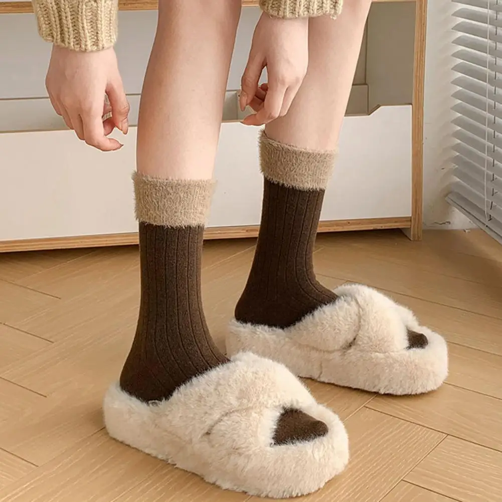 

Носки с цветными манжетами. Женские носки с цветными блоками и нечеткими манжетами. Толстые теплые носки для зимних видов спорта. Домашний отдых.