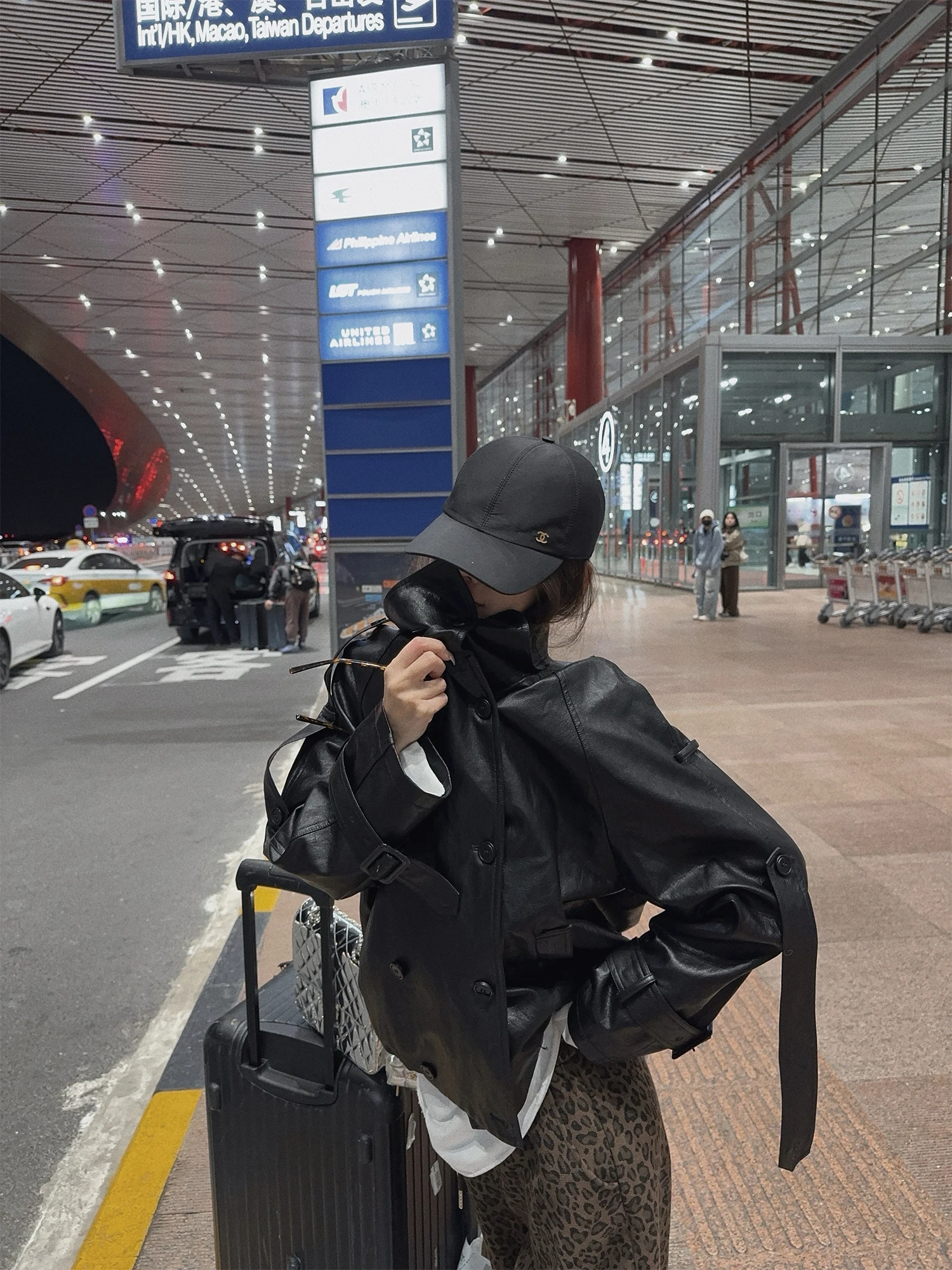 

Chic Bla PU Leather Jaet Women's Loose Fit High Collar Autumn Winter Cool Sle Faionable Top Ladies ort Coat