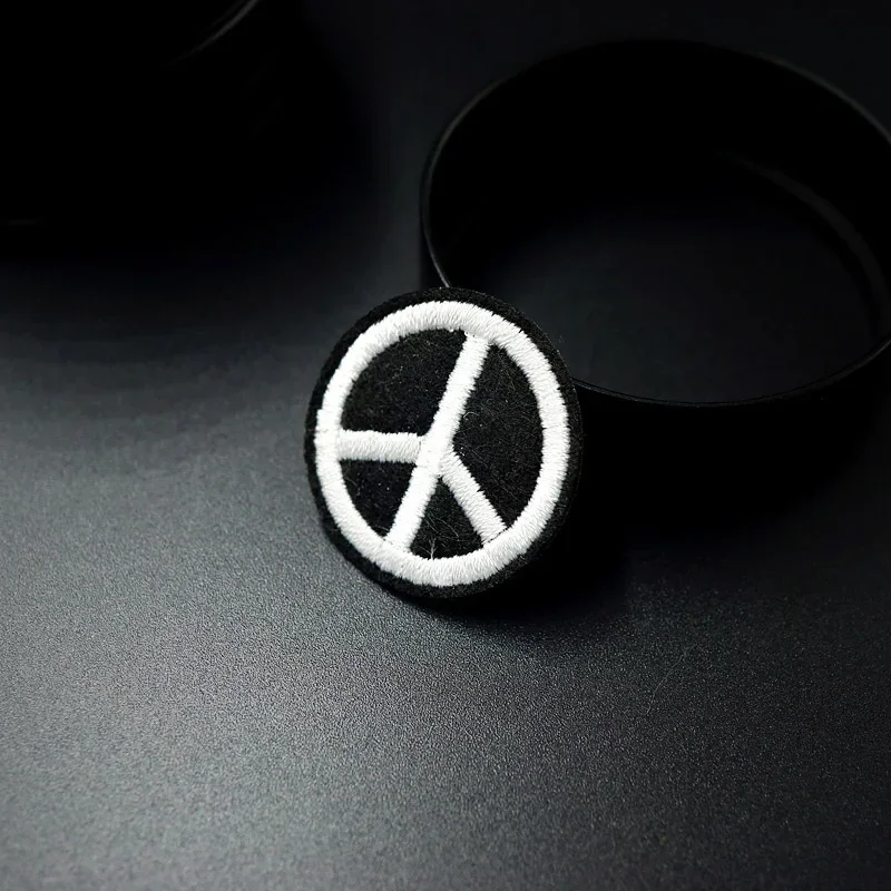 World Peace Sign (Size:2.9cm) Cloth Badge Mend Decorate Patch Jeans Jackets Bag Shoes Clothes Apparel Sewing Decoration Applique