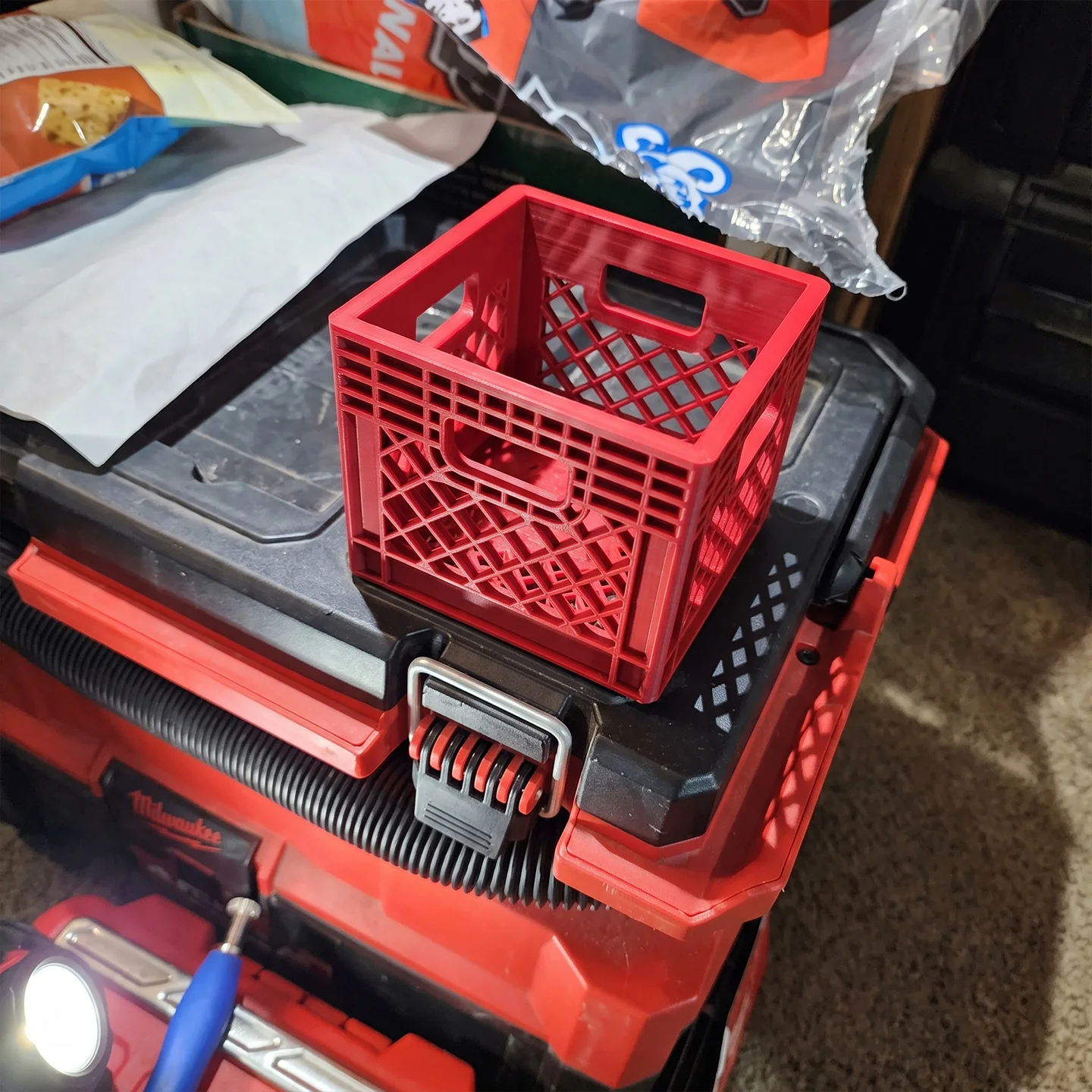 Zubehör: Vielseitige, abnehmbare Aufbewahrungsbox, die mit dem Milwaukee PACKOUT-System kompatibel ist. – Detail 3