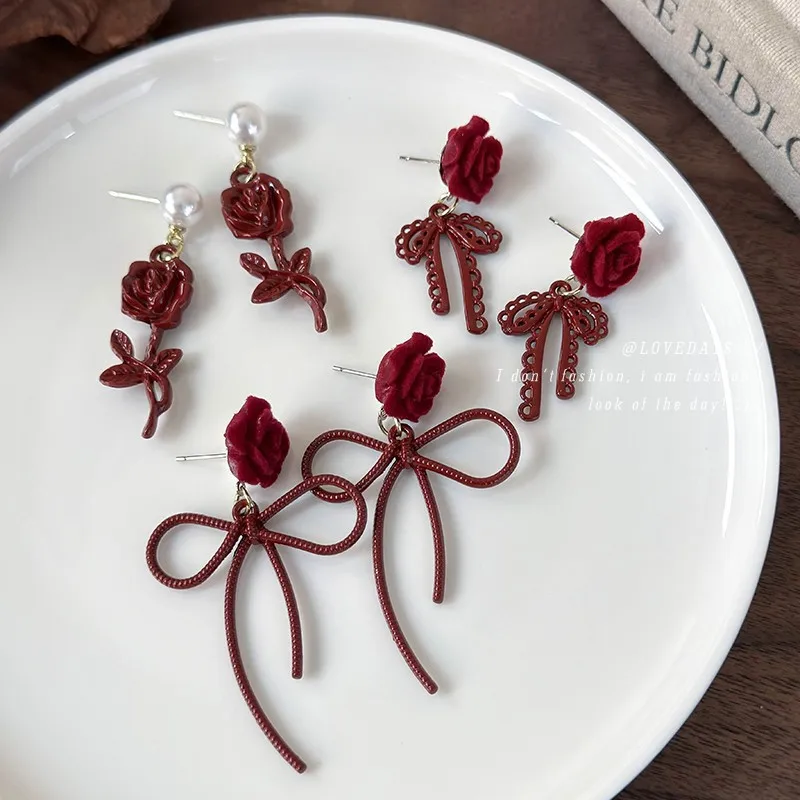 Pendientes colgantes vintage de lazo flocado color burdeos con rosa para mujer, estilo francés, para fiesta o resort, antideslizantes, ligeros, suaves y cómodos para uso diario.