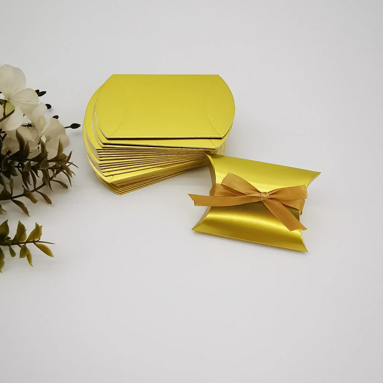 

50pcs Golden Pillow Candy Box With Ribbon Kraft Paper Christmas Gift Packaging Boxes Candy Bags Wedding Party Decorations