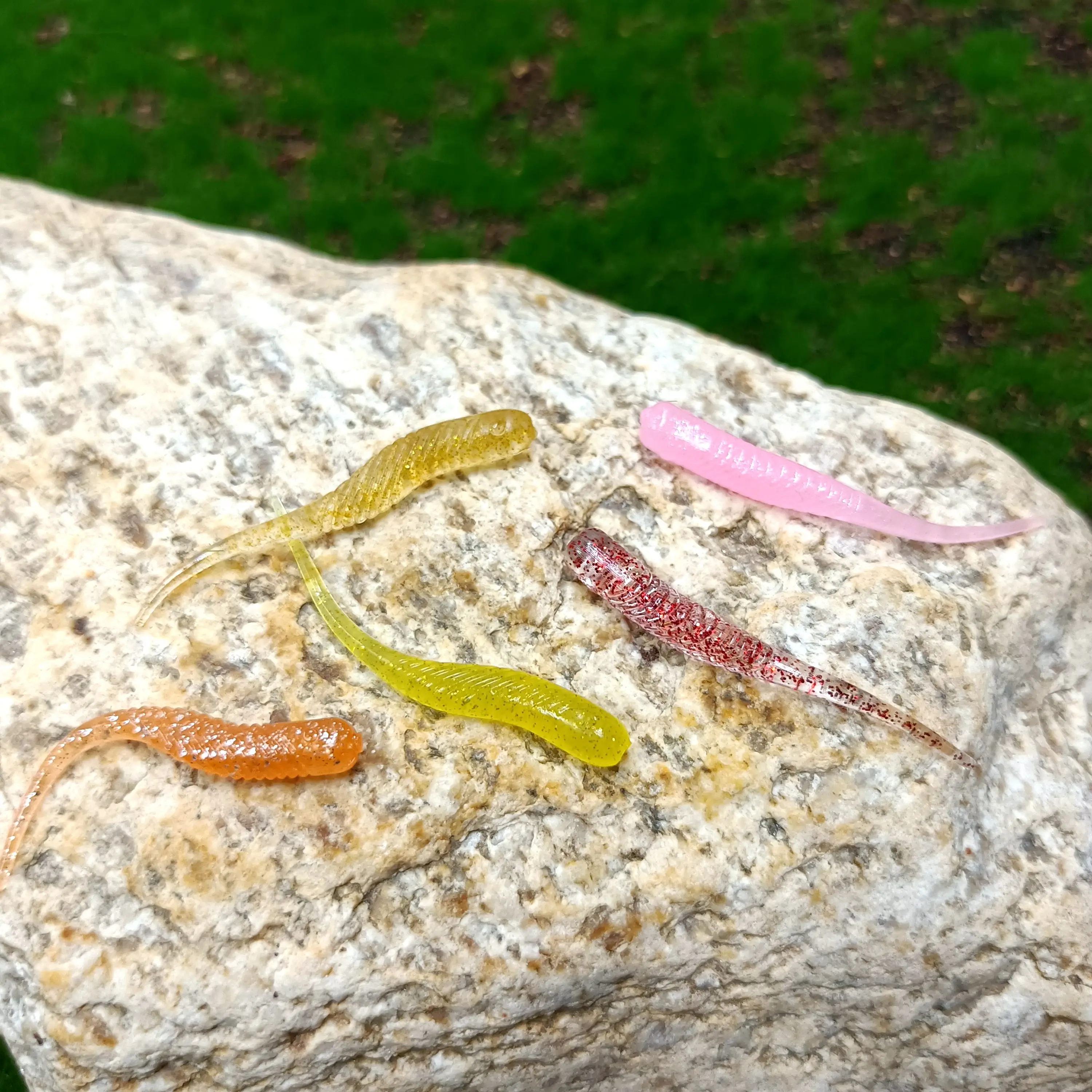 DUODUOYU 20 قطعة صغيرة لينة الصيد إغراء صغير روك FishBait 40 مللي متر 0.34gSilicone باس Rockfish سويم تهزهز إغراء الطعوم البلاستيكية دودة