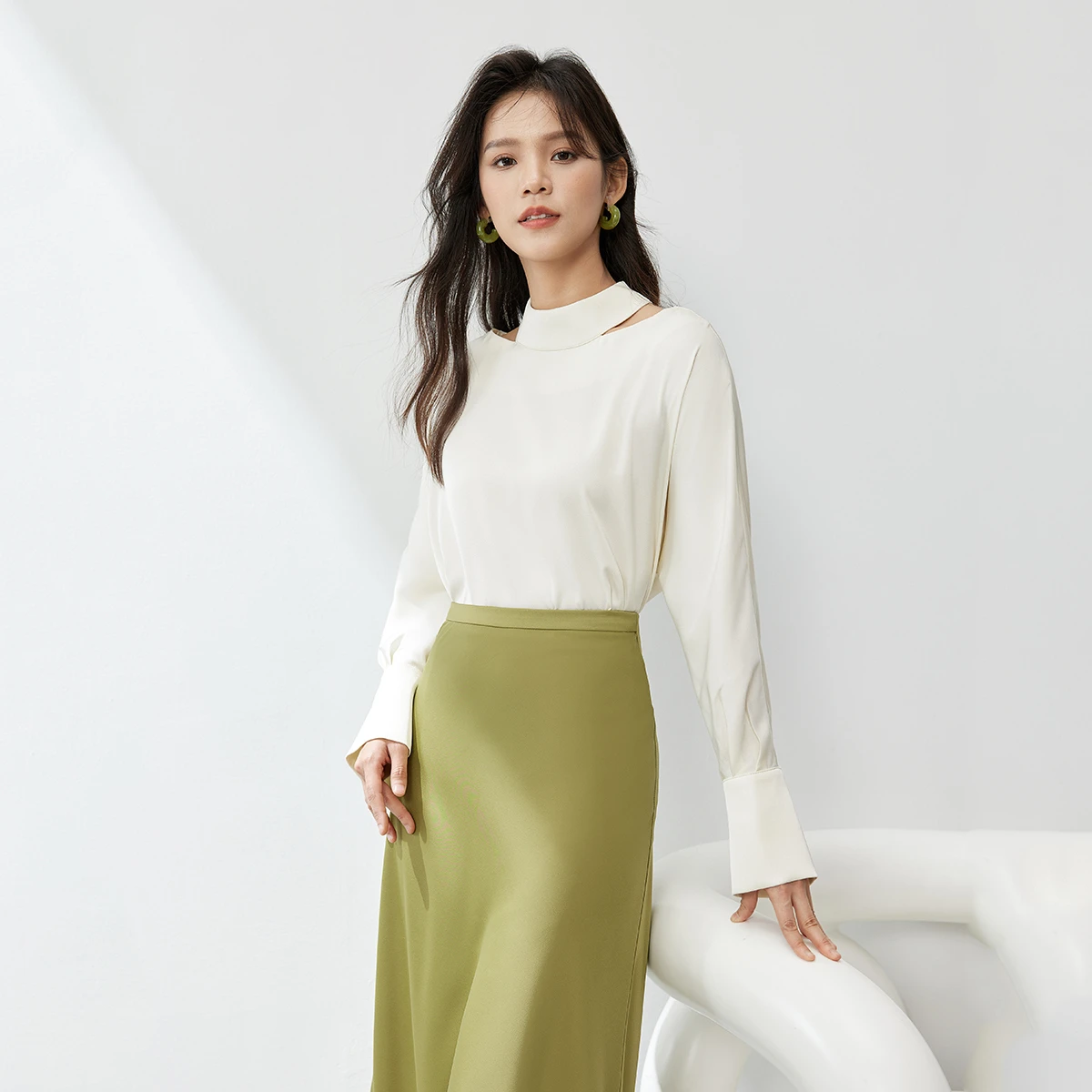 SENTUBILA Women's Temperament Chiffon Shirt 2025 Autumn Commuter Neck Hollow Design Blouse Solid Semi-turtleneck Tops 141V54187X