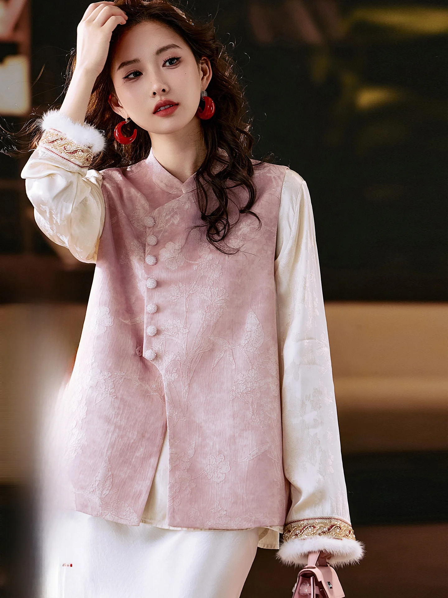 

Sli New Chinese Sle Women's Vest Summer 2025 Big Size Trendy Bal Top with Button Detail Floral Embroidery V-Ne