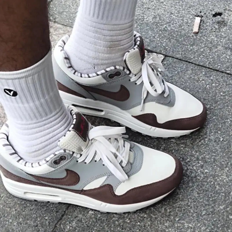 حذاء الجري Nike Brown Gray Air Max 1 '87 للرجال والنساء، مريح ومقاوم للانزلاق