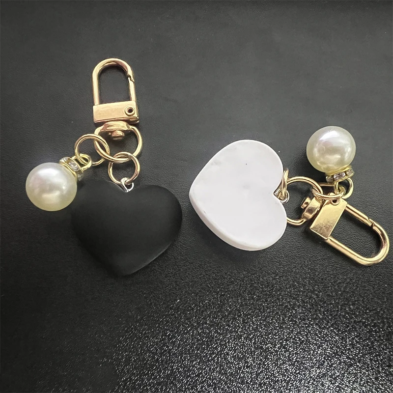 LLavero de amor de perlas, colgante de corazón de niña, blanco y negro, accesorios de corazón brillante, lindo colgante de bolso de pareja