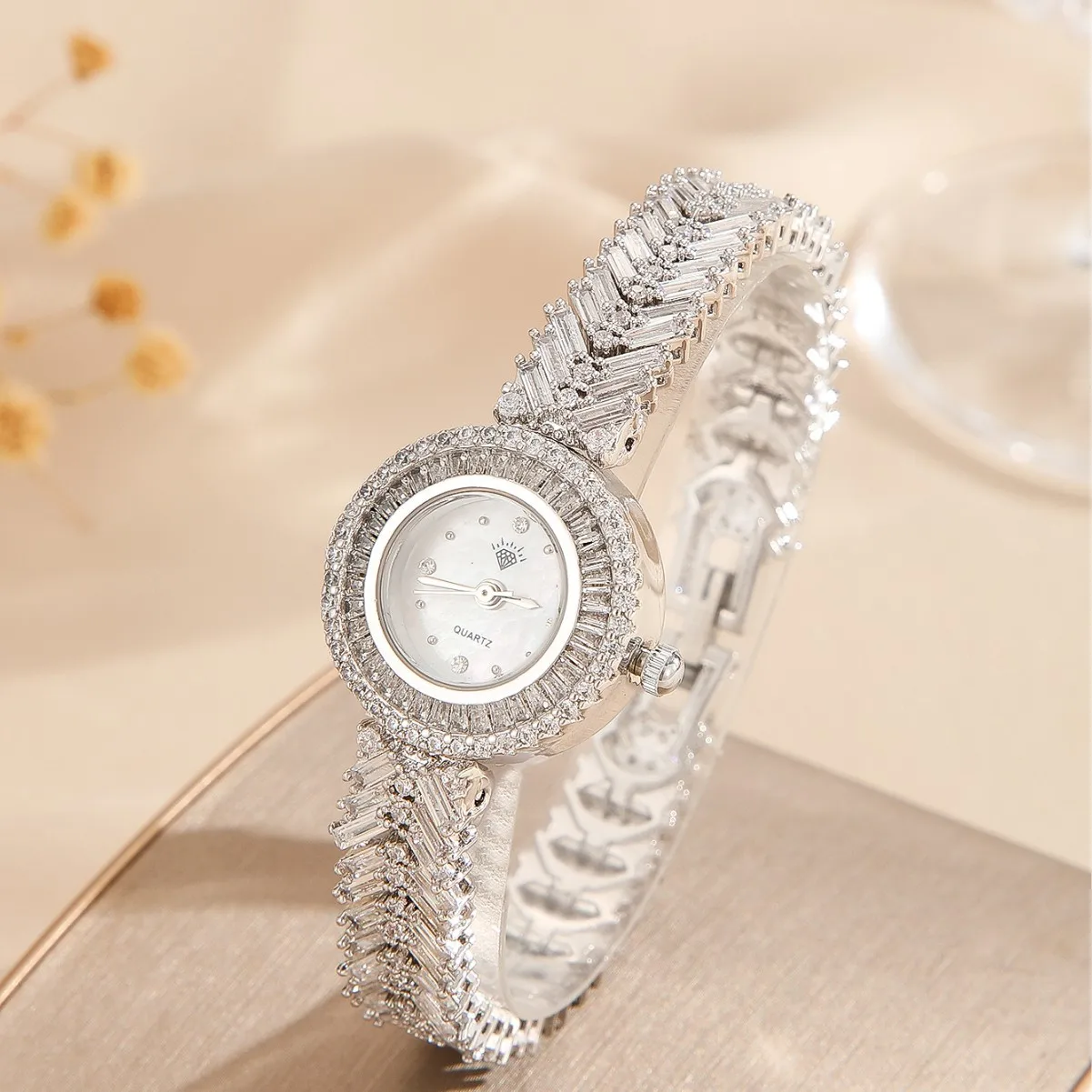 レディースクォーツ腕時計、フルダイヤモンドクラスターダイヤル、シルバーカラー、アイスアウト、新品