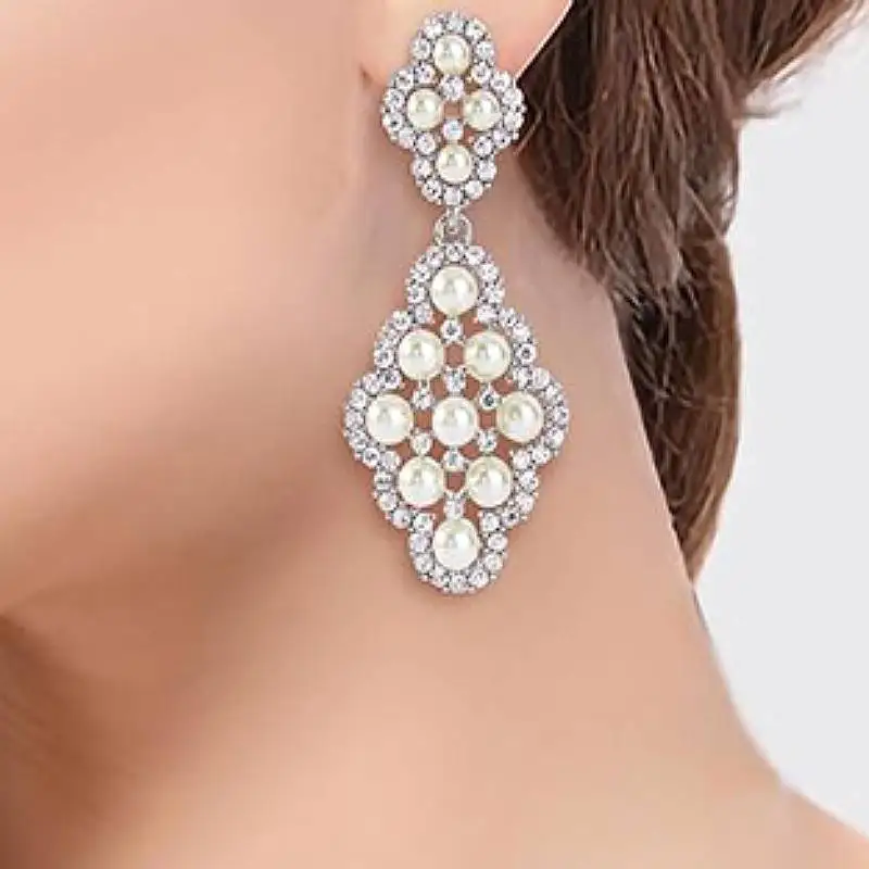 Huitan Ästhetische Tropfenohrringe für Frauen, künstliche Perle, trendige Party-Verlobungszubehör, eingelegter glänzender CZ, bezaubernder Schmuck