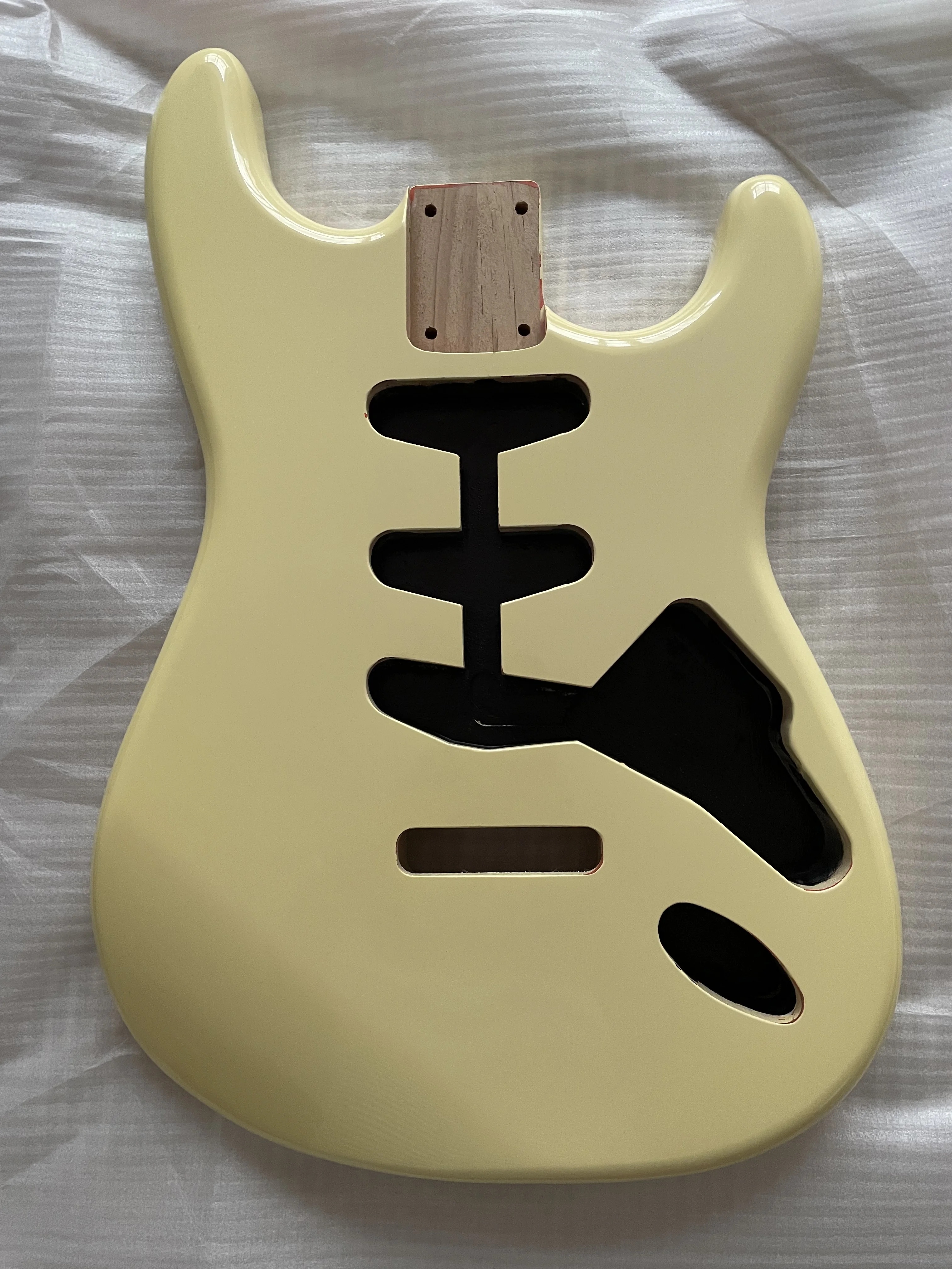 

High Quality Vintage Cream Yellow Alder Guitar Body Unfinished Gloss Finished for SSS Guitar Kit Building Part 5.56cm Pocket