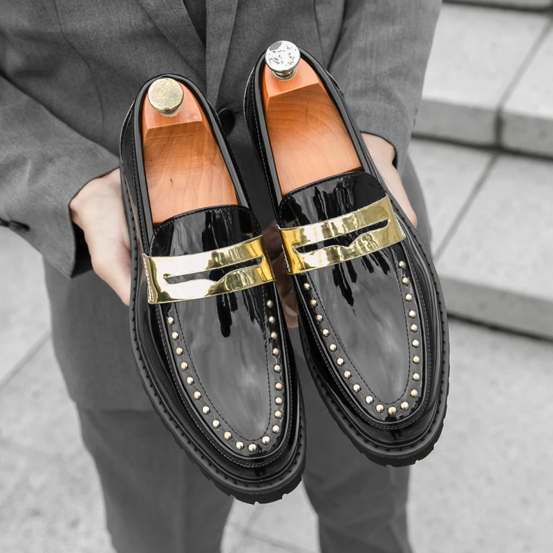 2026 Spring New Men's Rivet Trendy Comfortable Loafers Brand Fashion Men's Breathable Pointed Banquet Business Leather Shoes