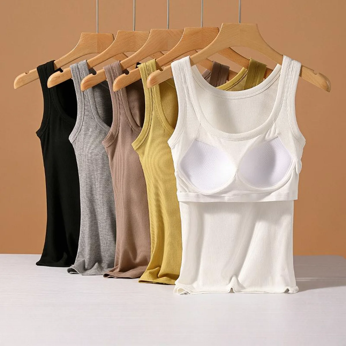 

Women Sleeveless Tank Top with Built-in Bra Medium Stretch Sexy Basic White Vest for Spring and Autumn tank top women