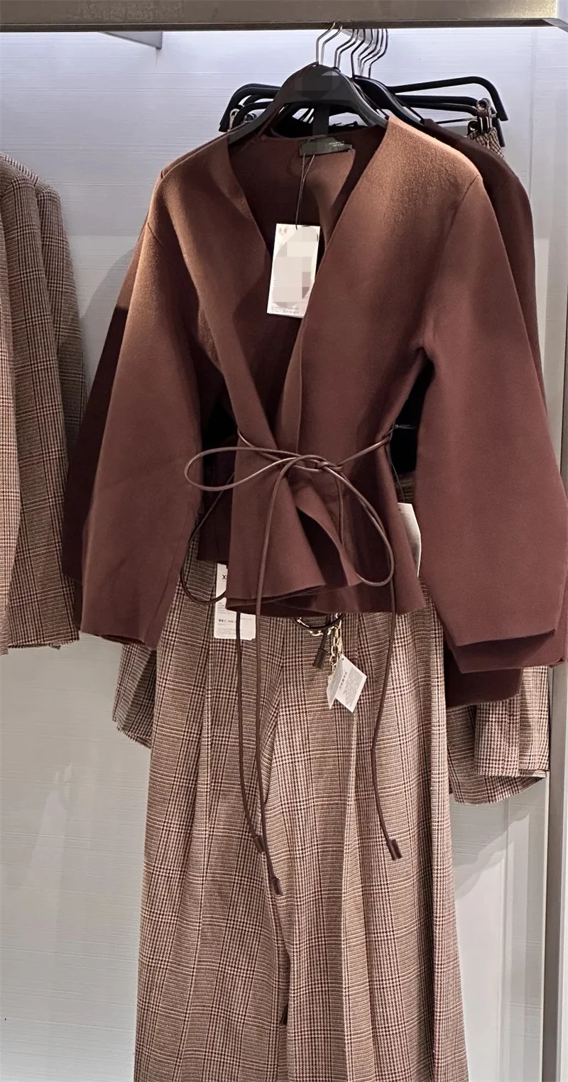 Damen-Strickjacke, 2025, Herbst, neuer Stil, tiefbraun, langärmelig, mit Gürtel, Dekoration, V-Ausschnitt, Strickjacke, Mantel, elegant