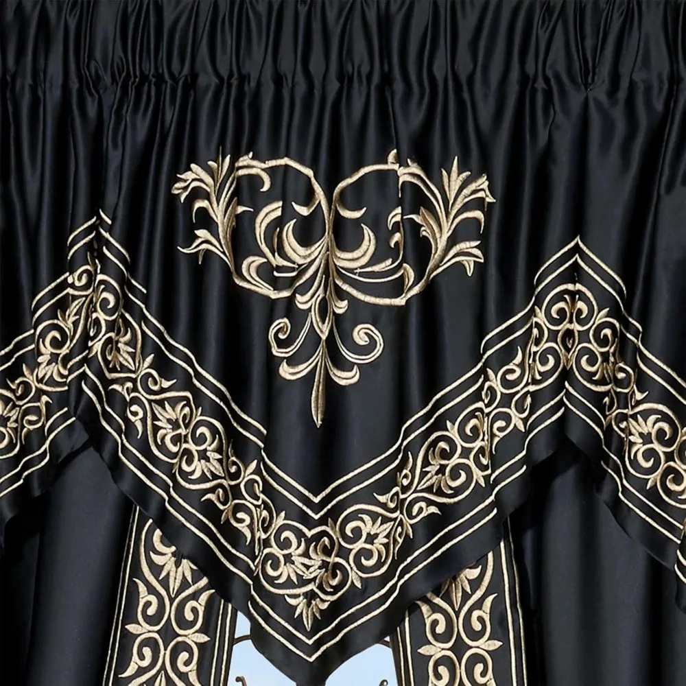 ผ้าม่านหรูหราด้วยผ้าซาตินสีดำสุดหรูและงานปักลายม้วนสีทอง ดีไซน์ที่ได้แรงบันดาลใจจากพระราชวังเพื่อความสง่างาม