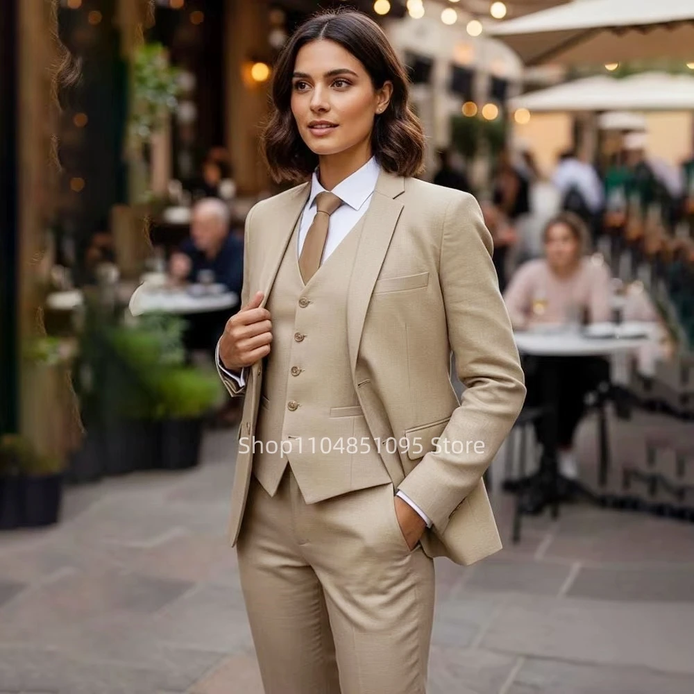 

Новый женский деловой костюм-тройка цвета хаки: пиджак на одной пуговице с лацканами, жилет и брюки. Идеально для офиса и вечерних мероприятий.