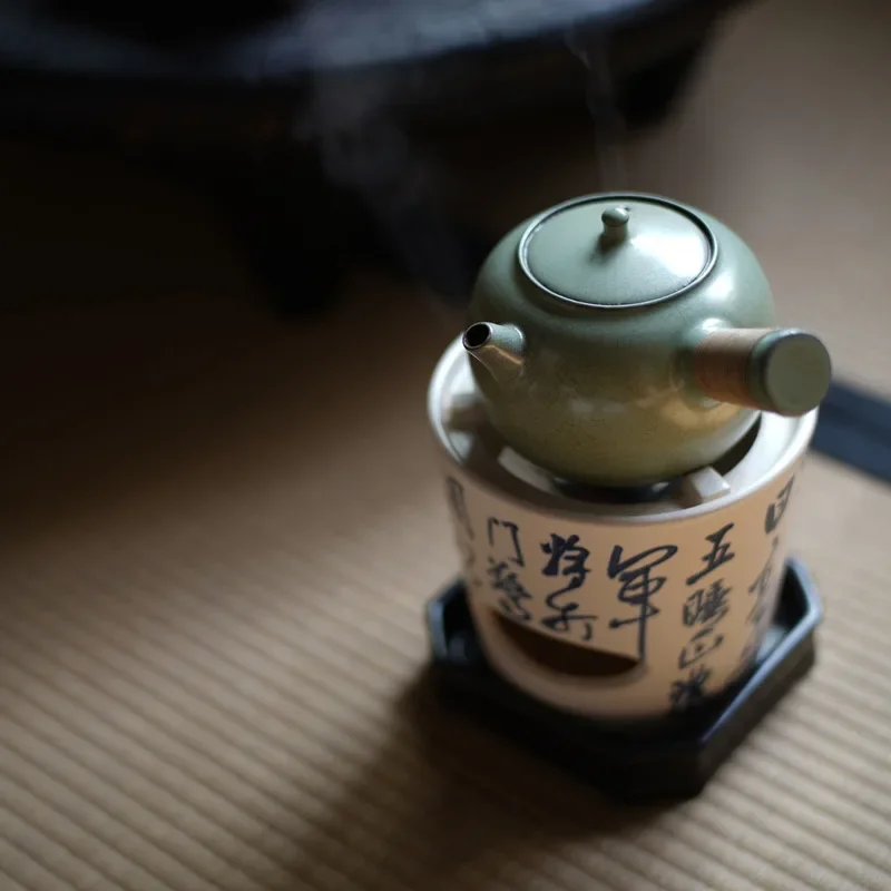 

Cuiyuanlian side boils the pot of urgent whisker soup in Jingdezhen ceramic charcoal stove