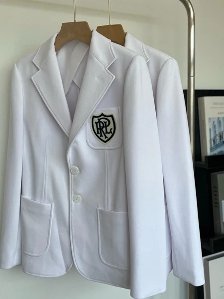 Amerykańska, swobodna, dopasowana dzianinowa marynarka damska z dwustronnym kwiatowym haftem, idealna do dojazdów do pracy, na każdą porę roku.