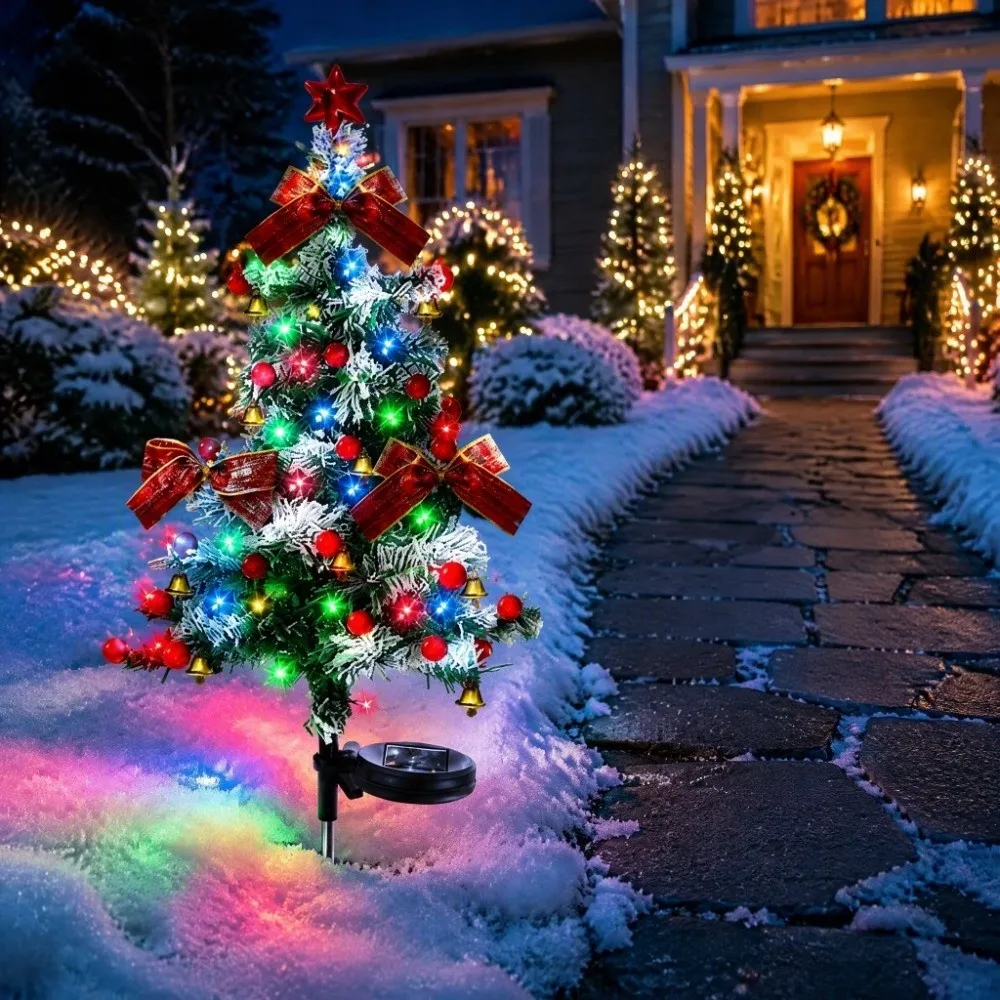 防水仕様のソーラー式クリスマスツリーライト。コードレスで、クリエイティブなデザイン。庭や芝生に設置できる、地面に固定するタイプのクリスマスガーデンライト。