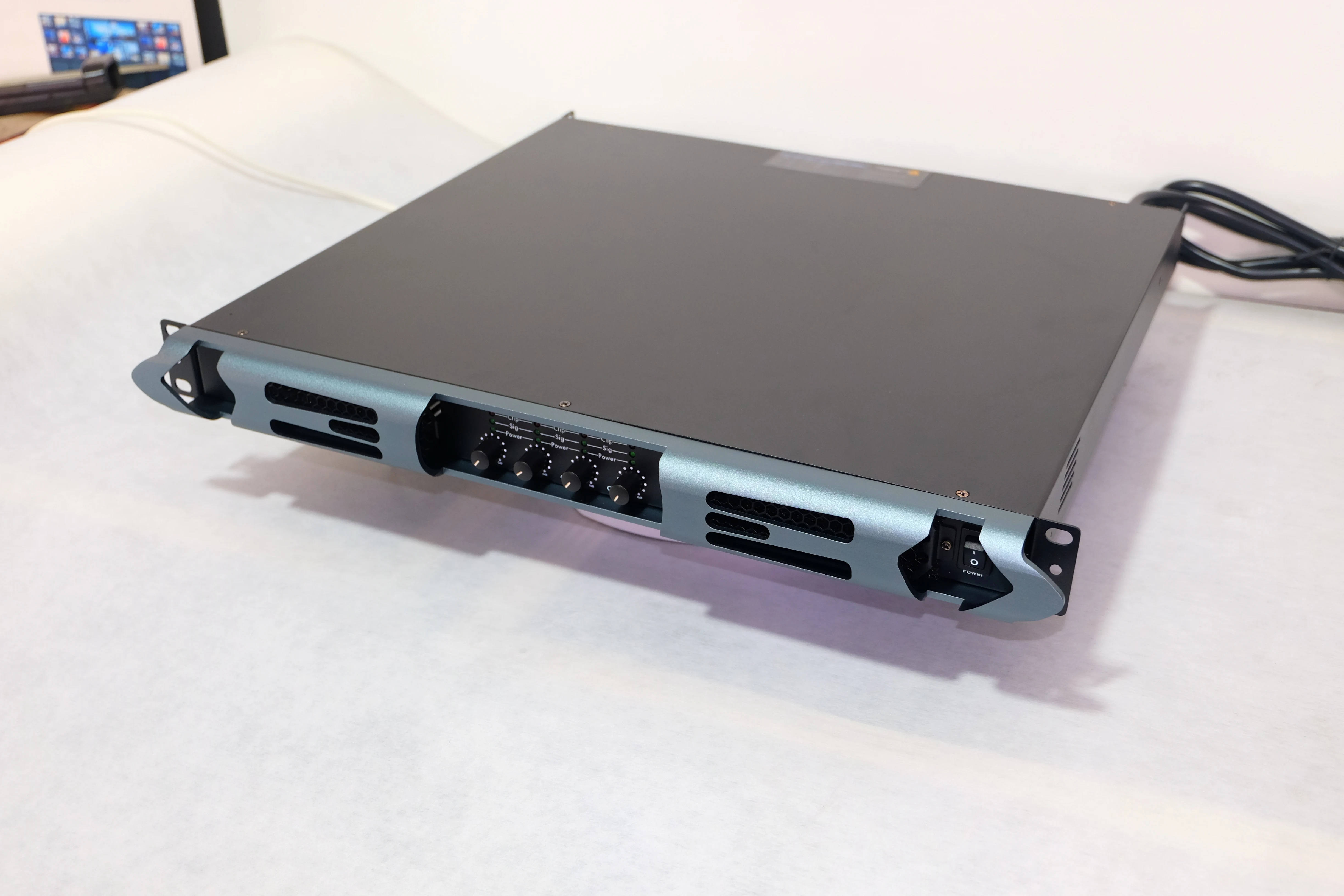 

DA18K4 1U Professional 4-Channel Class D Power Amplifier 18000W High Power Audio Amplifier for Stage Live Concert Performance