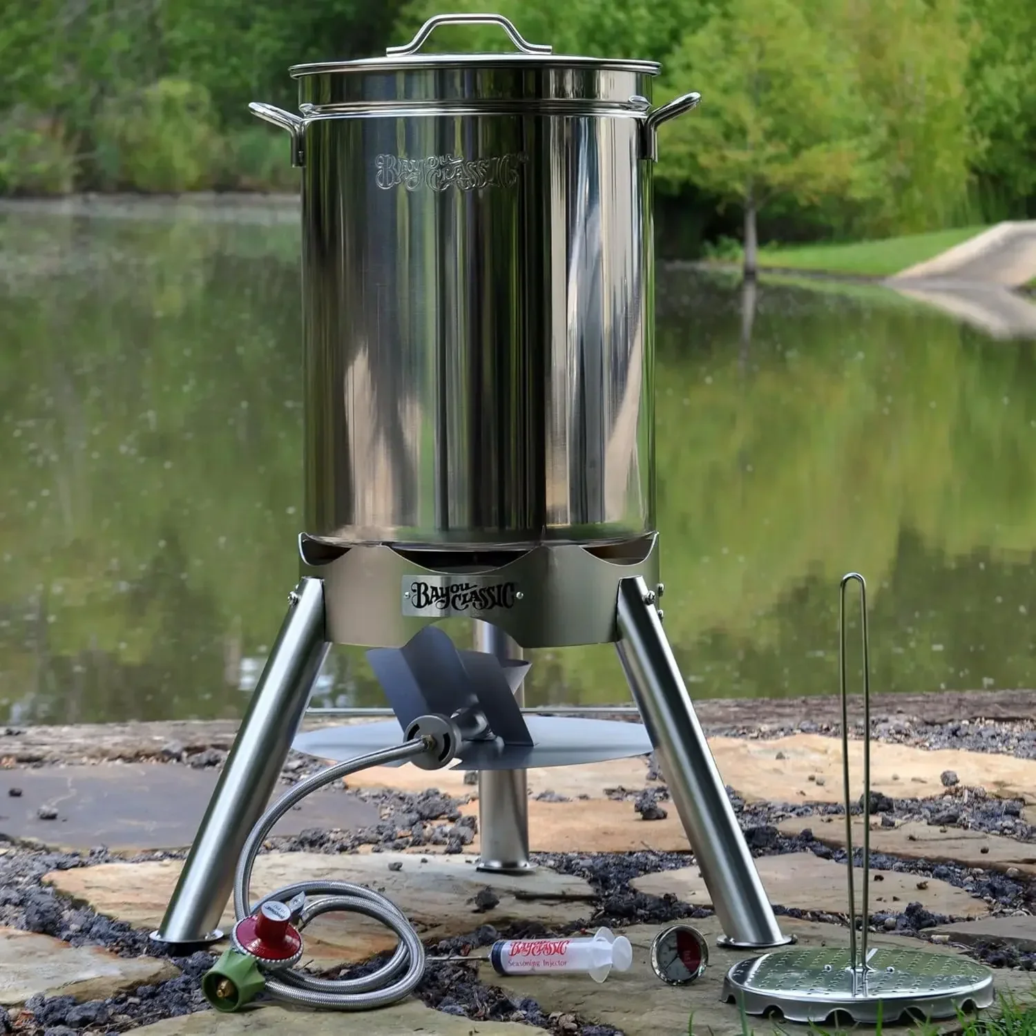 Il kit friggitrice per tacchino in acciaio inossidabile Bayou Classic 200-440 da 44 qt presenta una pentola da 44 qt con coperchio per cremagliera per pollame e gancio di sollevamento alto 14 pollici