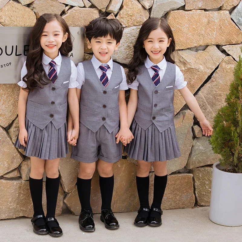 Bambini uniforme scolastica coreana ragazzi ragazze gonna a pieghe gilet Top abbigliamento da prestazione per bambini Set abbigliamento da palcoscenico uniforme per studenti