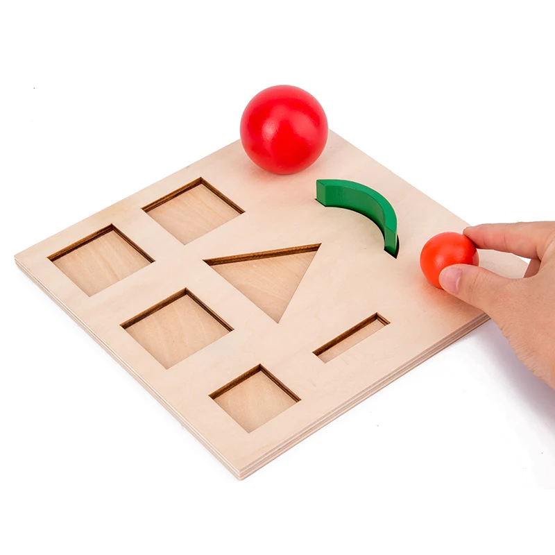 مكعبات بناء خشبية ثلاثية الأبعاد، تتميز بأشكال متنوعة مثل الهرامات والمجالات، توفر الأطفال بطريقة فائقة الحساسية