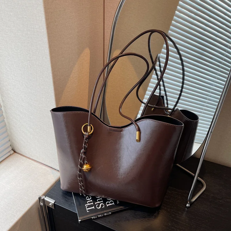 

Сумки-тоут из искусственной кожи большой емкости для женщин, новинка 2025 года, универсальные однотонные сумки для путешествий, винтажная текстурная сумка на плечо