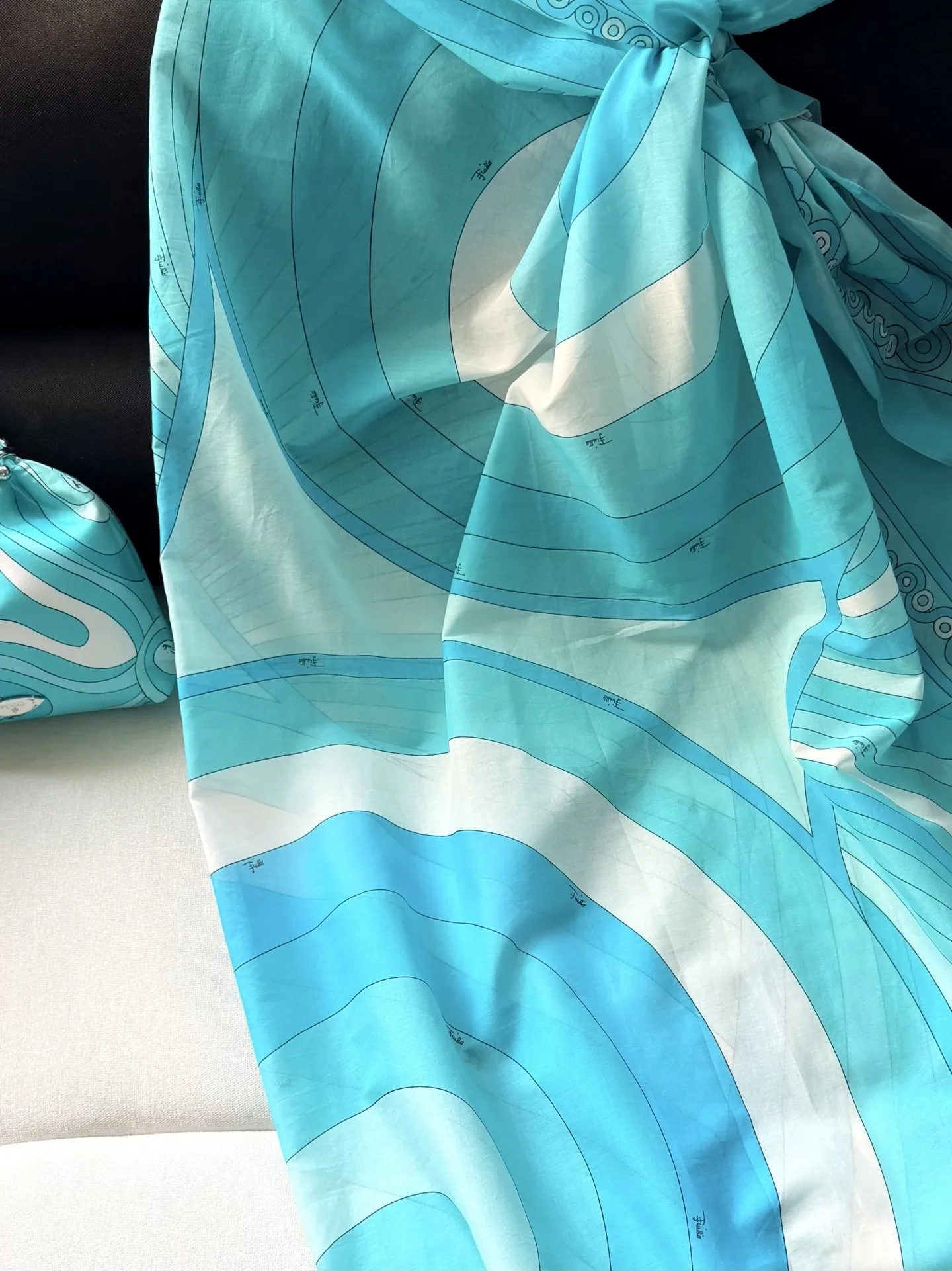 

Fashionable and Wealthy spun cotton and decorated with bright colored positioning prints. It is a lightweight beach cover