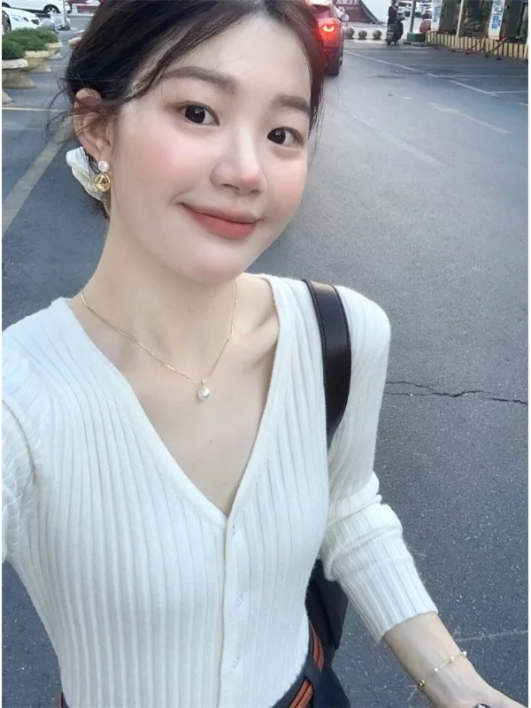 

Стильный женский трикотажный кардиган с V-образным вырезом, базовый слой, длинный рукав, из мягкого хлопка, приталенный крой, для повседневной носки