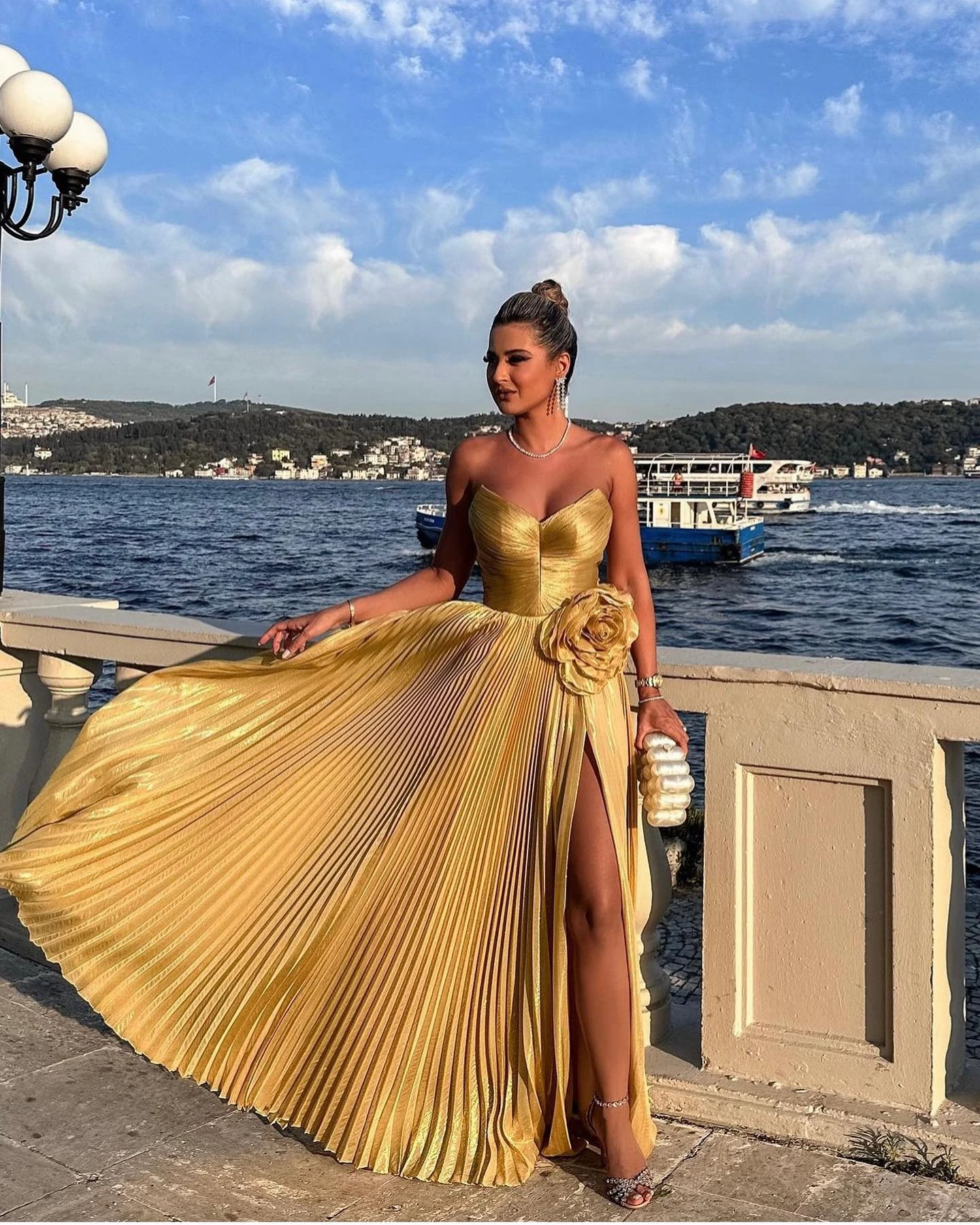 Shiny Strapless Golden Flods Evening Dress With Slit Custom Made Pleated Prom Party Dress With Flower Ever Pretty Woman Clothes