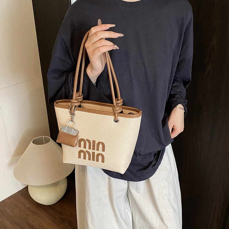 

Premium Leather Crossbody Bag for Women - Luxury Designer Handbag with Adjustable Strap & Elegant Shoulder Bag