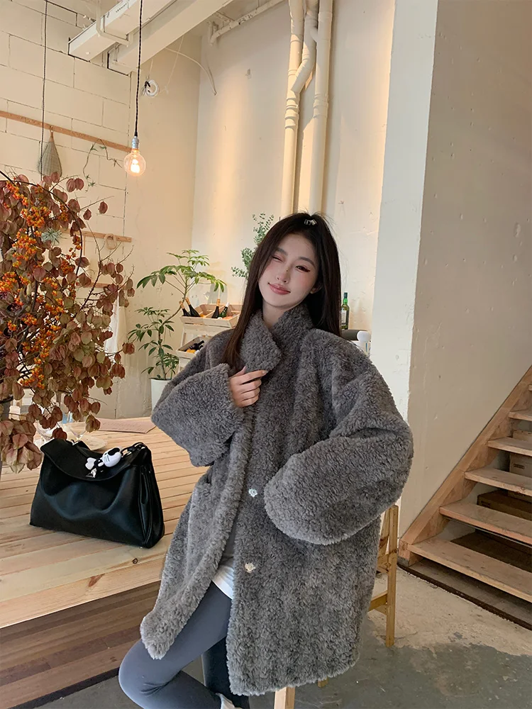 

2025 Новая модная крутая повседневная шуба из овечьего меха для женщин, новый бархатный утолщенный маленький мотоциклетный костюм Wh74