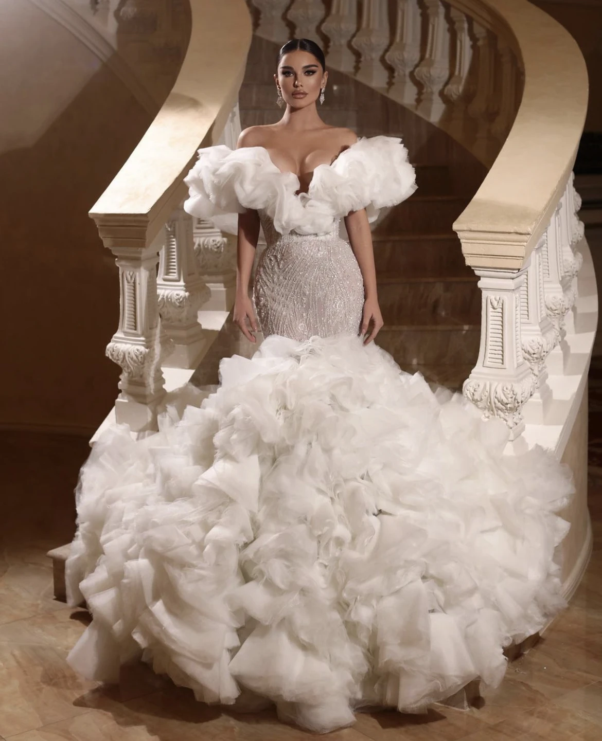 Vestidos de novia con hombros descubiertos, vestidos de novia con volantes de múltiples capas, Vestido de novia hecho a medida con escote Corazón, apliques de tren de barrido