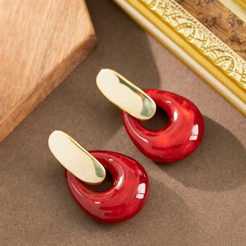 French literary retro style Maillard style hollow resin earrings, atmospheric commuter style earrings