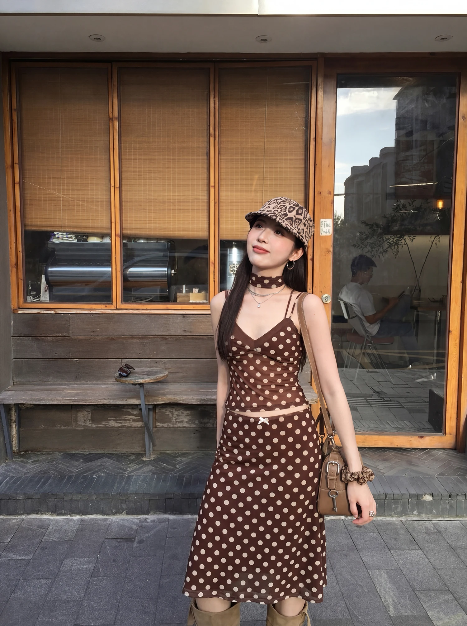 

Комплект Kumikumi: Модный укороченный топ без рукавов и юбка для женщин, летний стиль 2026, для отпуска, стройнящий силуэт