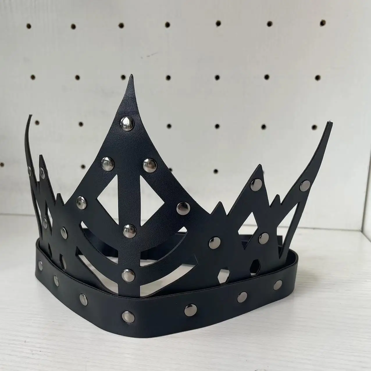 Woman's Y2K Headpiece Steampunk Era PU Crown Gothic Faux Leather Punk Headcrown Halloween Cosplay Accessery Adjustable Size