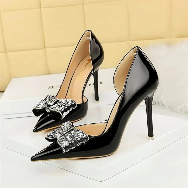 Tacchi per banchetti bocca poco profonda punta a punta laterale scavata in pelle verniciata fiocco di strass scarpa singola donna moda elegante