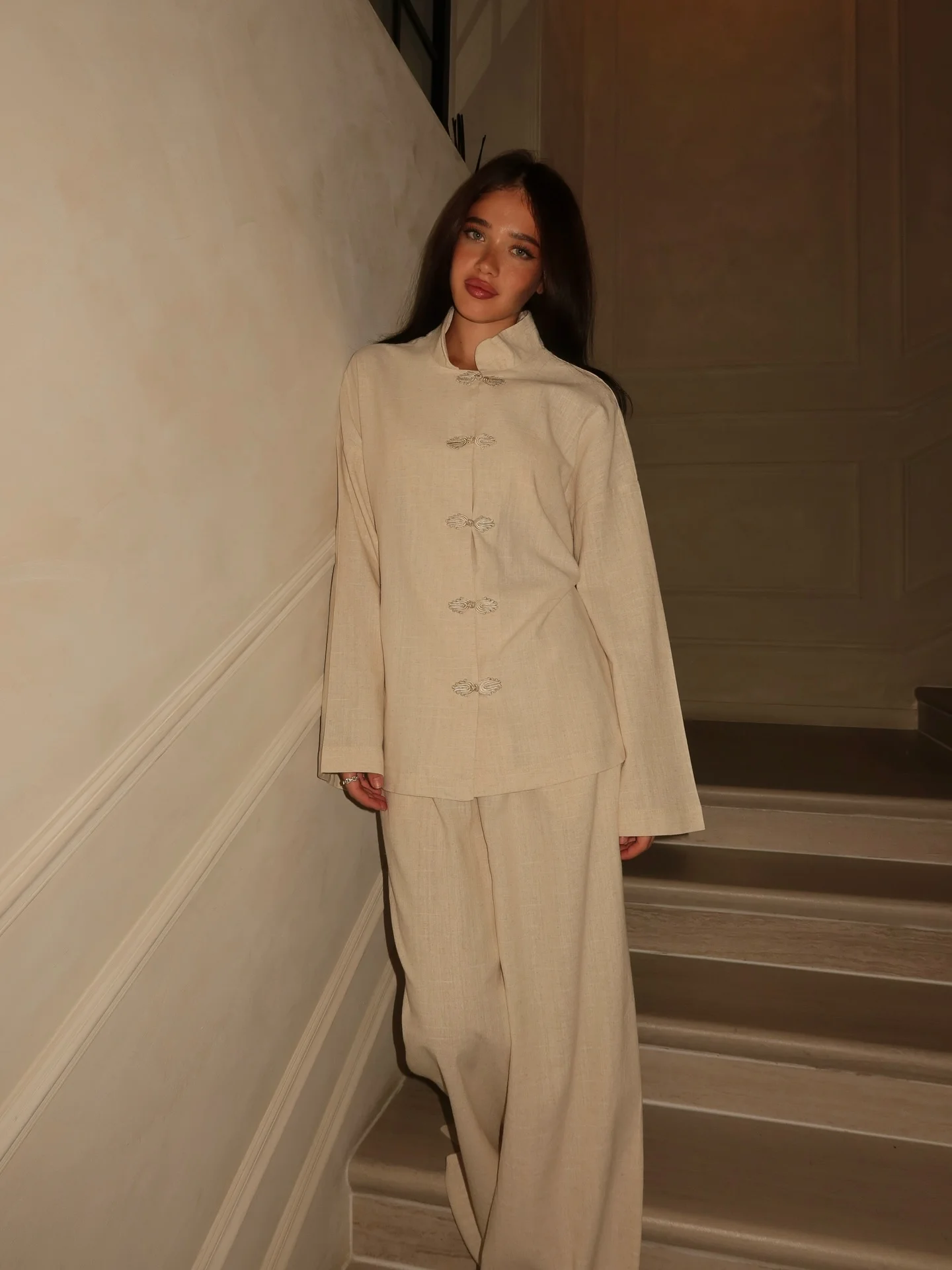 

Женский комплект в китайском стиле: шикарное пальто с длинными рукавами, воротником-стойкой и пуговицами-лягушками, а также брюки с широкими штанинами, коллекция 2026