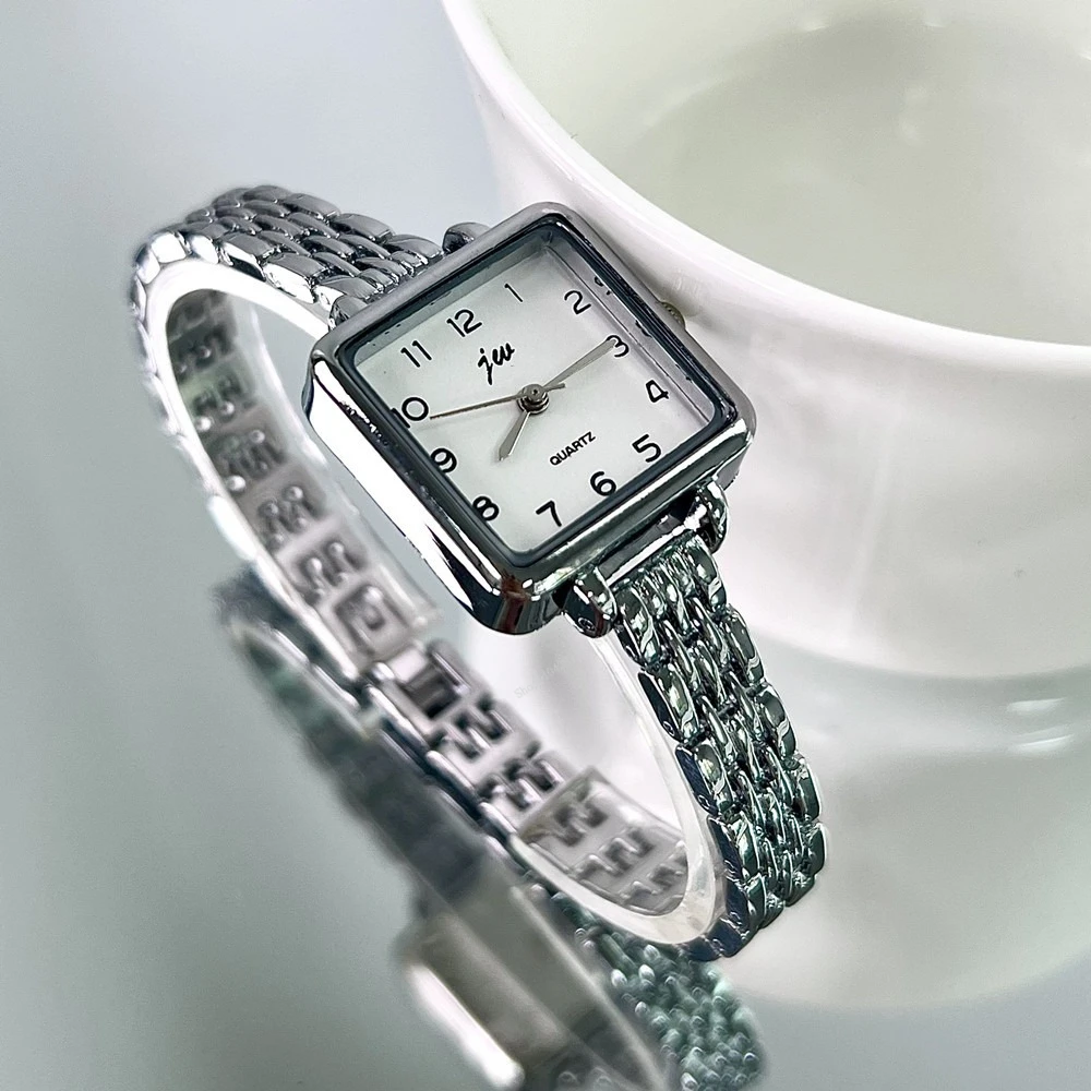 นาฬิกาข้อมือโลหะหรูหราทรงสี่เหลี่ยมสำหรับผู้หญิง นาฬิกาควอตซ์คริสตัล แฟชั่นนาฬิกาผู้หญิง