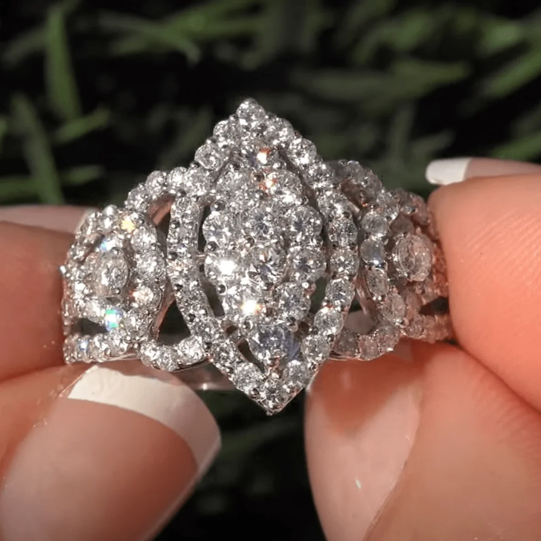 Stylish and shiny women\'s engagement rings are the perfect decoration for creative and exquisite festive banquets