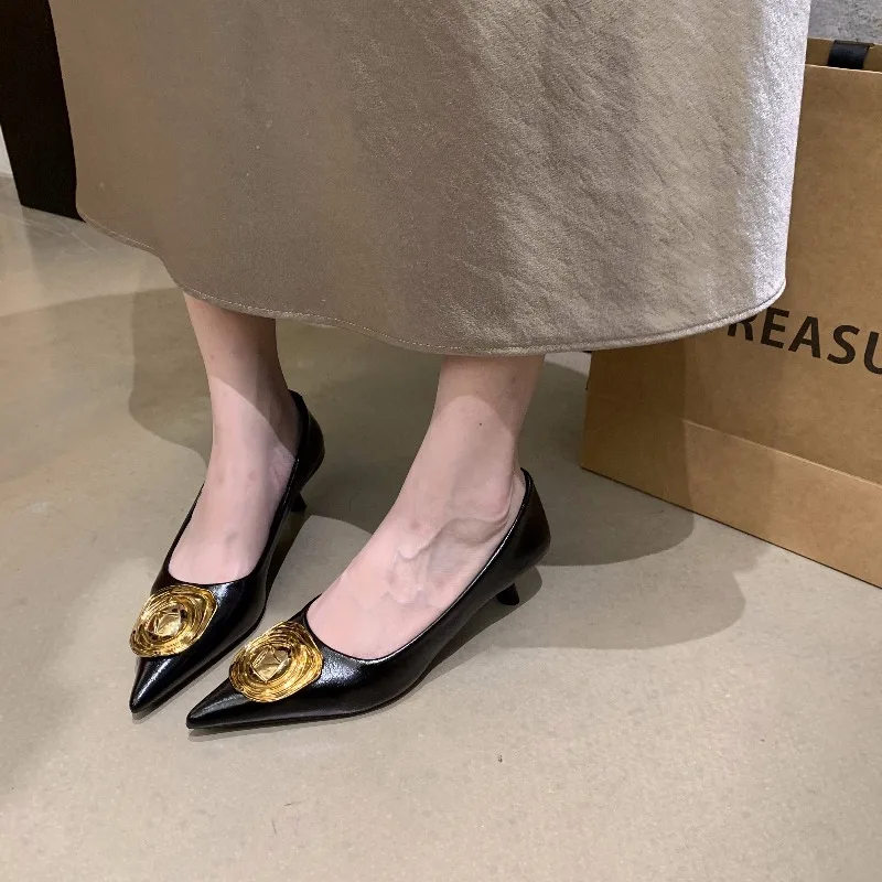 Printemps automne nouveau Sexy rétro mi talon chaussures simples femmes bout pointu métal fleur décoré talon mince confortable femmes chaussures