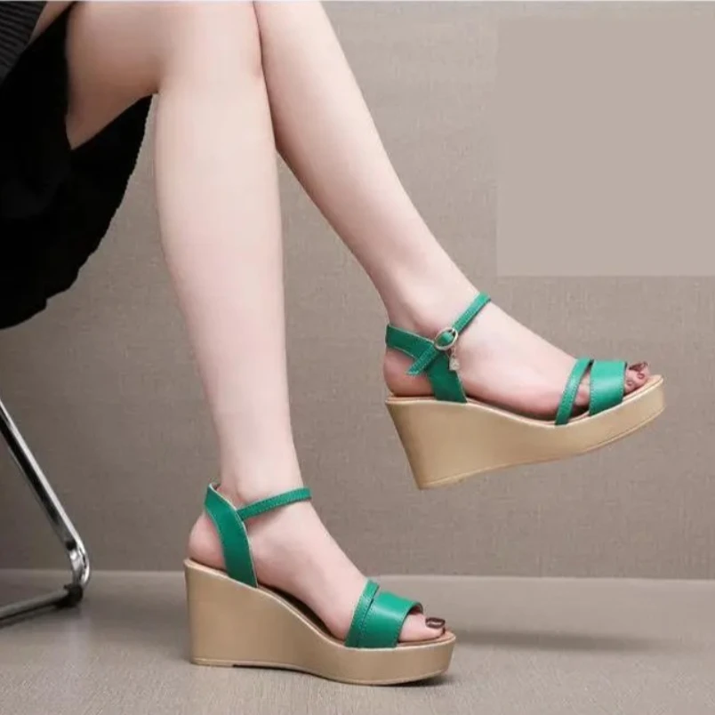 

Зеленые босоножки на танкетке 2021. Женская пляжная обувь на танкетке с открытым носком. Сандалии на платформе и высоком каблуке.